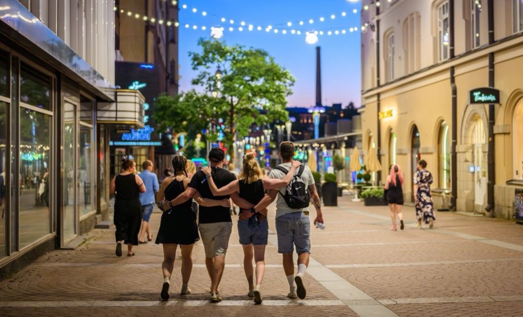 Ystävyyden iloa Tampereen kesän tunnelmassa. (Kuvaaja Mikko Vares)